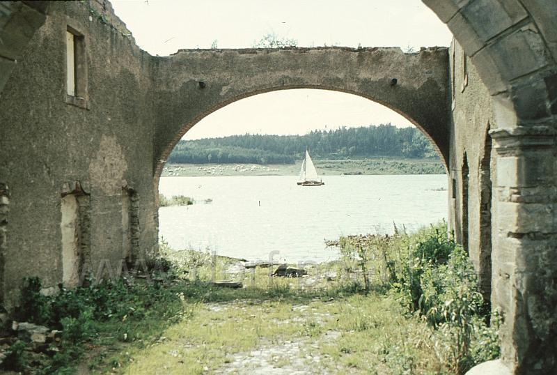 001 (79).jpg - Staubeginn mit den ersten Wassersportlern